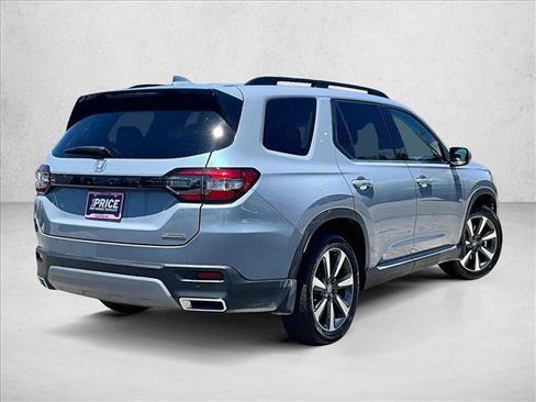 Used 2025 Honda Pilot Touring image 2