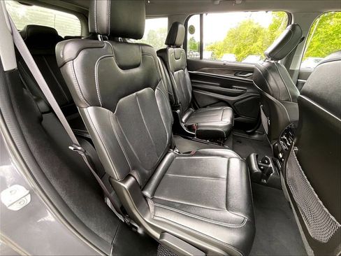 Used 2023 Jeep Grand Cherokee L Limited w/ Luxury Tech Group II AWD/4WD image 16