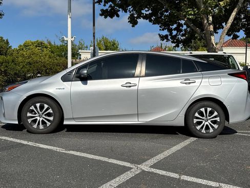 Used 2021 Toyota Prius XLE AWD/4WD image 7