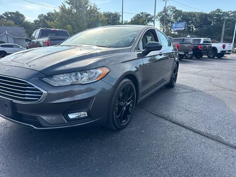 Used 2019 Ford Fusion SE w/ Equipment Group 151A FWD image 3