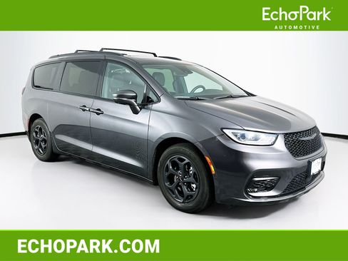 Used 2022 Chrysler Pacifica Limited w/ Uconnect Theater Family Group FWD image 1
