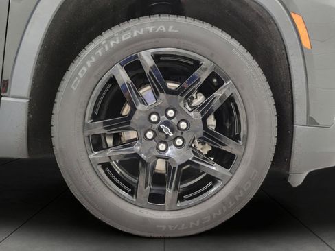 Used 2023 Chevrolet Traverse LT image 3