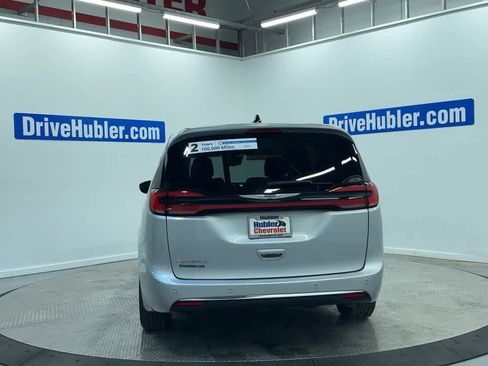 Used 2024 Chrysler Pacifica Touring-L image 2
