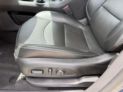 Used 2024 GMC Terrain SLT AWD/4WD image 28