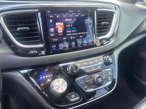 Used 2020 Chrysler Pacifica Touring-L Plus FWD image 5