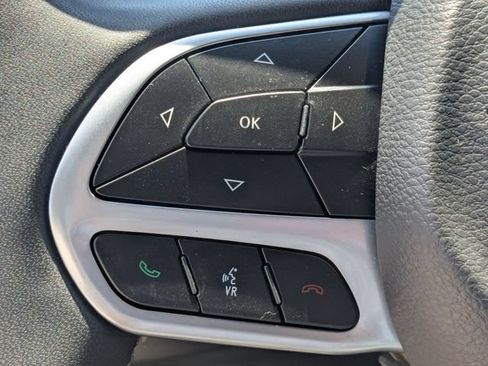Used 2025 Chrysler Pacifica Select FWD image 17