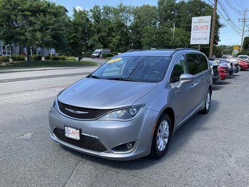 Used 2017 Chrysler Pacifica Touring-L FWD image 1