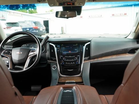 Used 2019 Cadillac Escalade Premium Luxury AWD/4WD image 10