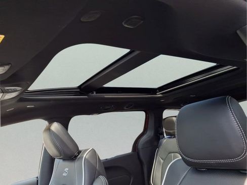 New 2026 Chrysler Pacifica Limited AWD/4WD image 18