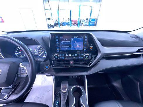 Used 2021 Toyota Highlander XLE AWD/4WD image 23
