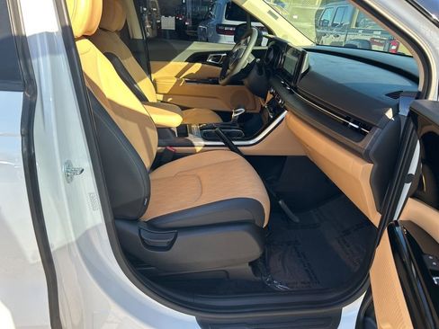 Used 2023 Kia Carnival EX image 22