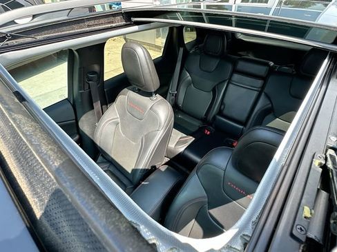 Used 2019 Jeep Cherokee Trailhawk AWD/4WD image 22