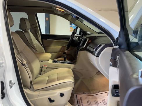 Used 2014 Jeep Grand Cherokee Overland AWD/4WD image 16
