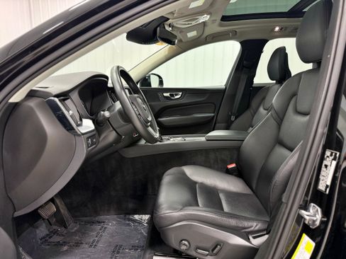 Used 2018 Volvo XC60 T5 Momentum w/ Vision Package AWD/4WD image 5