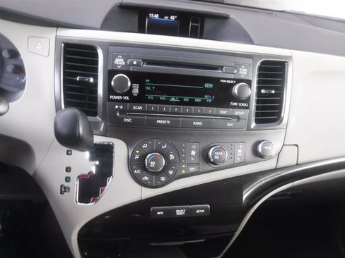 Used 2012 Toyota Sienna LE image 31