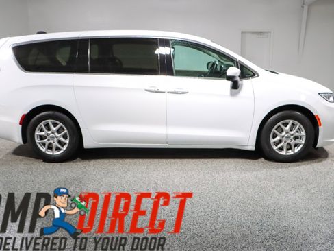 Used 2023 Chrysler Pacifica Touring-L image 6
