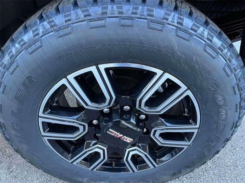Used 2022 GMC Sierra 2500 AT4 image 11