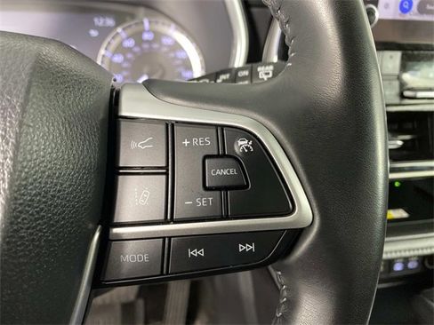 Used 2023 Toyota Highlander XLE image 19