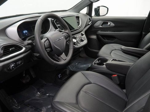 Certified 2024 Chrysler Pacifica Limited image 18