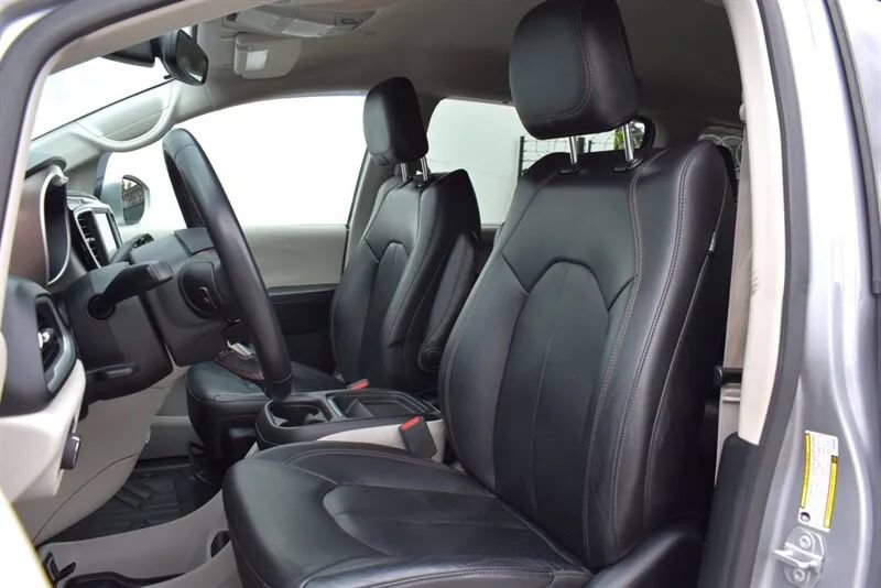 Used 2018 Chrysler Pacifica Touring-L FWD image 11