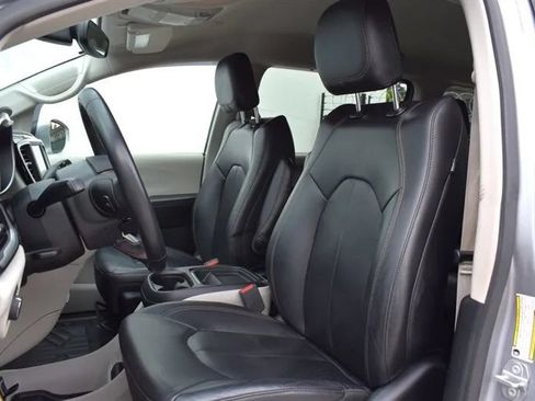 Used 2018 Chrysler Pacifica Touring-L FWD image 11