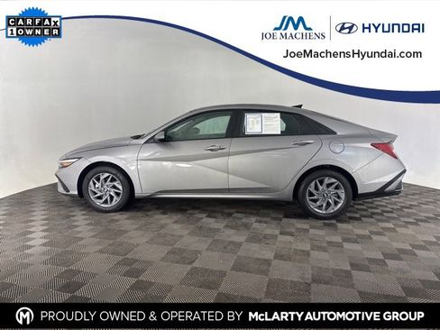 Used 2025 Hyundai Elantra Blue image 2