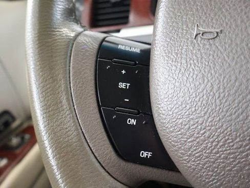 Used 2005 Lincoln Town Car Signature image 16