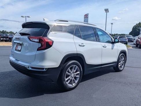 Used 2024 GMC Terrain SLT w/ Infotainment Package II FWD image 3