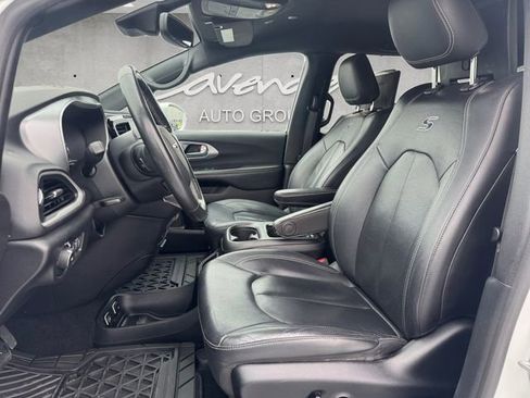 Used 2020 Chrysler Pacifica Touring-L Plus image 19