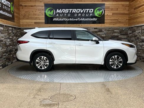 Used 2023 Toyota Highlander XLE AWD/4WD image 15