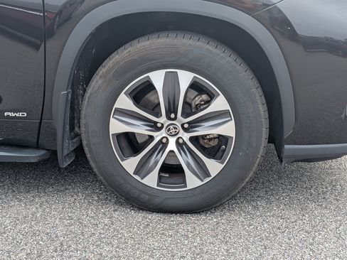 Used 2022 Toyota Highlander XLE AWD/4WD image 11