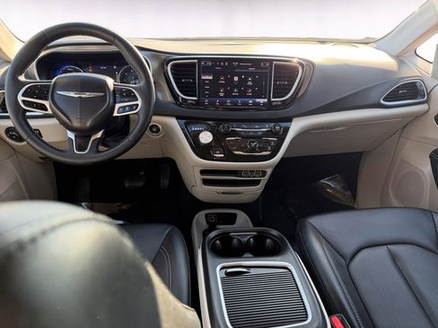 Used 2024 Chrysler Pacifica Touring-L image 10