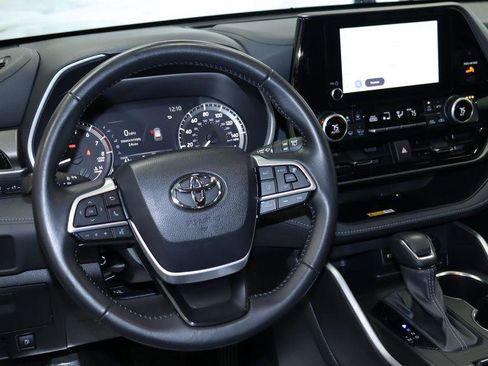 Used 2024 Toyota Highlander XLE AWD/4WD image 21