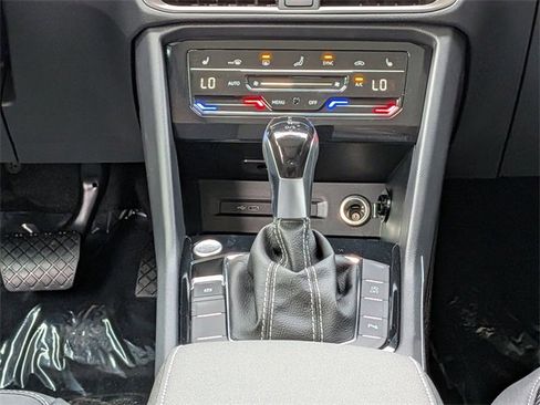 New 2026 Volkswagen Taos SE image 18