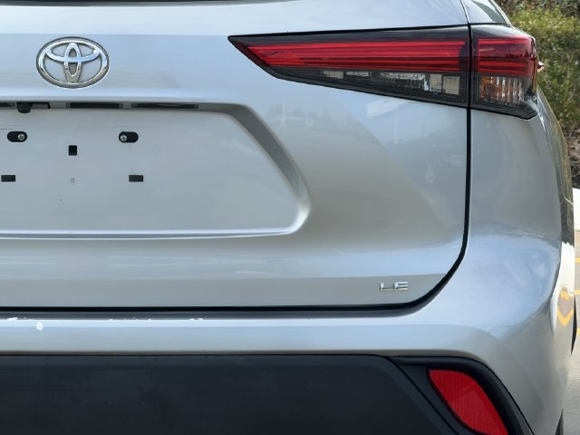 Used 2021 Toyota Highlander LE FWD image 8