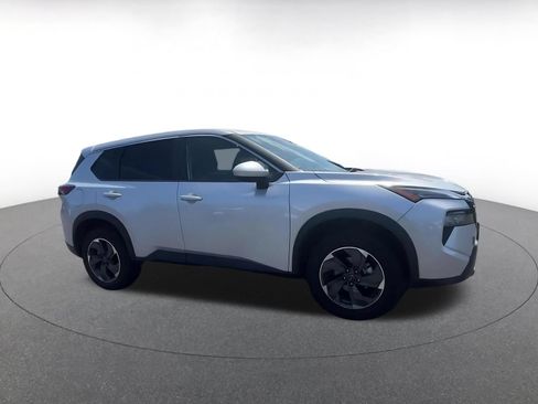 Used 2025 Nissan Rogue SV FWD image 2