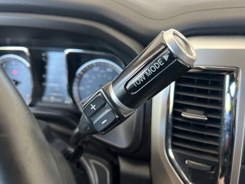 Used 2017 Nissan Titan SV AWD/4WD image 33