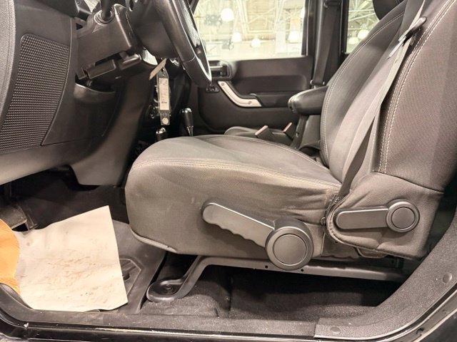 Used 2015 Jeep Wrangler Unlimited Sahara w/ Connectivity Group AWD/4WD image 9
