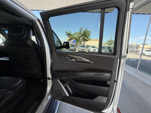 Used 2019 Cadillac Escalade ESV Platinum AWD/4WD image 17