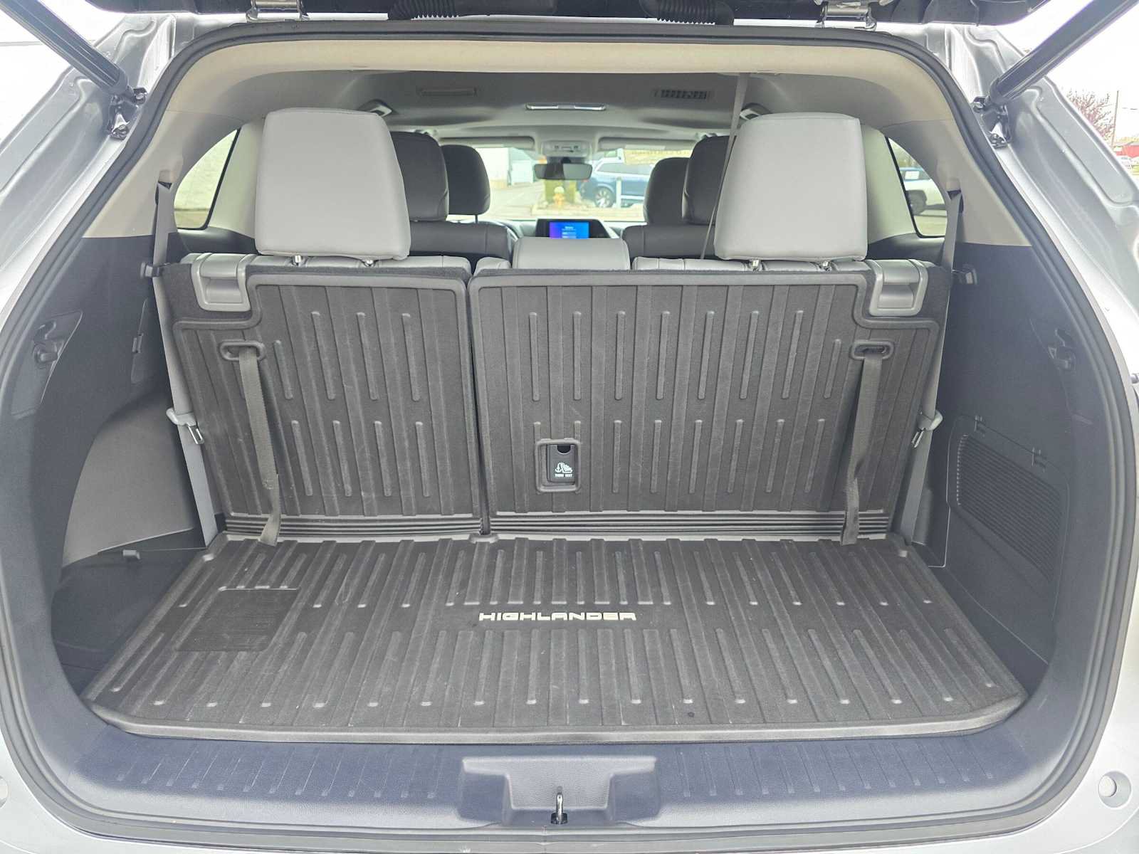 Used 2023 Toyota Highlander XLE AWD/4WD image 14