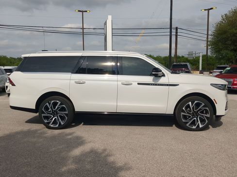 New 2026 Lincoln Navigator L Black Label AWD/4WD image 2
