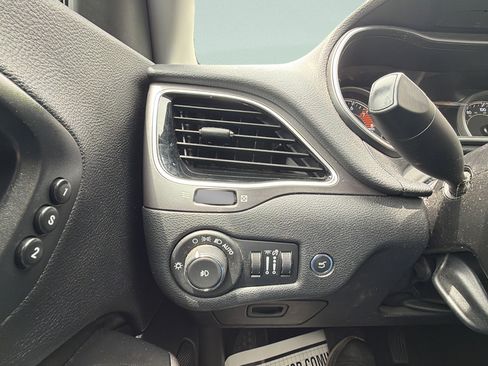 Used 2019 Jeep Cherokee Limited AWD/4WD image 21