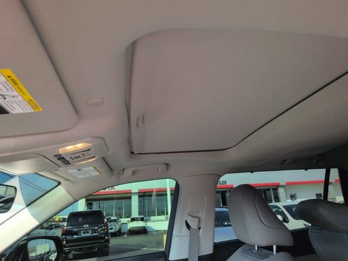 Used 2022 Toyota Highlander XLE FWD image 21
