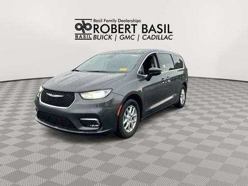 Used 2023 Chrysler Pacifica Touring-L FWD image 4