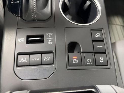 Used 2023 Toyota Highlander XLE AWD/4WD image 25