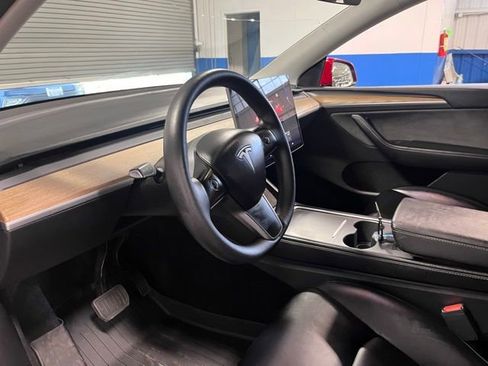Used 2022 Tesla Model Y Long Range image 22