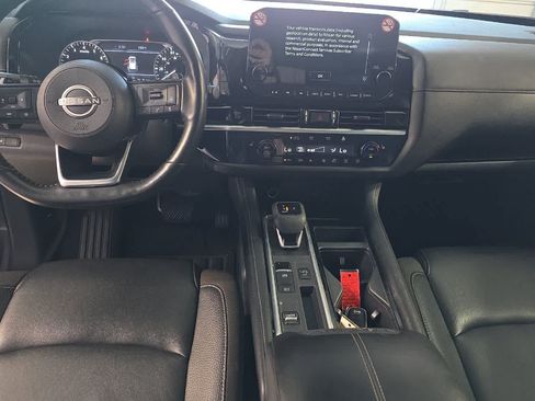 Used 2025 Nissan Pathfinder SL FWD image 4