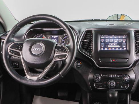 Used 2019 Jeep Cherokee Latitude Plus w/ Comfort/Convenience Group AWD/4WD image 17