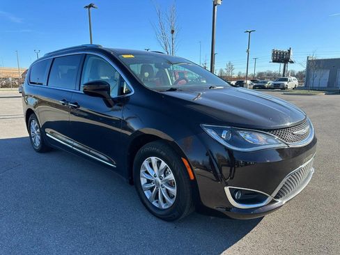 Used 2018 Chrysler Pacifica Touring-L image 7