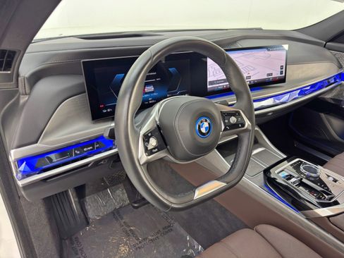 Used 2023 BMW i7 xDrive60 AWD/4WD image 9